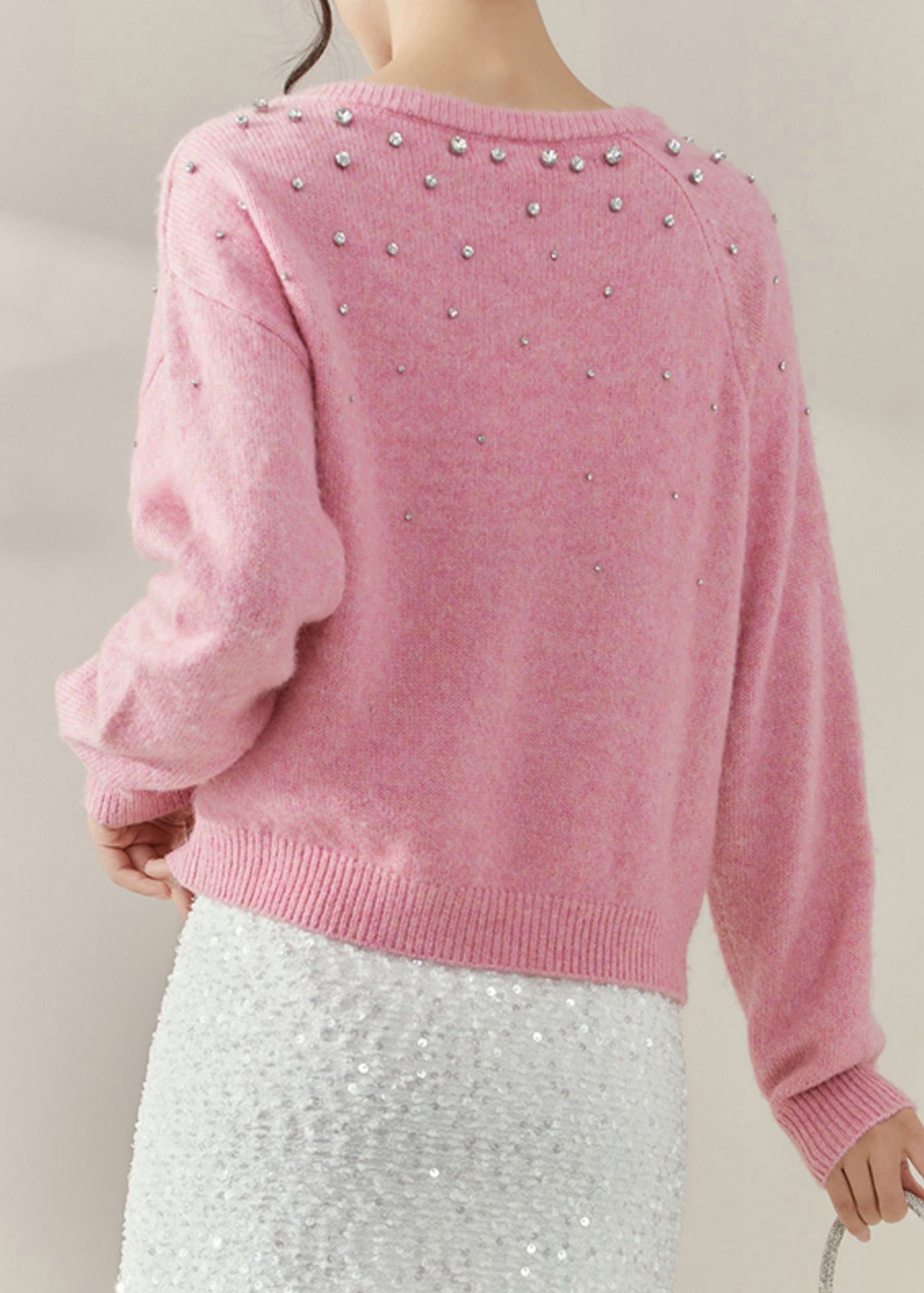 Suéter de punto de algodón acogedor con cuentas y cuello redondo en color rosa para primavera