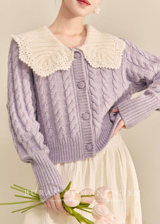 Niedliche lila Strickjacke mit Peter-Pan-Kragen und Knöpfen für den Herbst