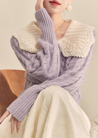 Niedliche lila Strickjacke mit Peter-Pan-Kragen und Knöpfen für den Herbst