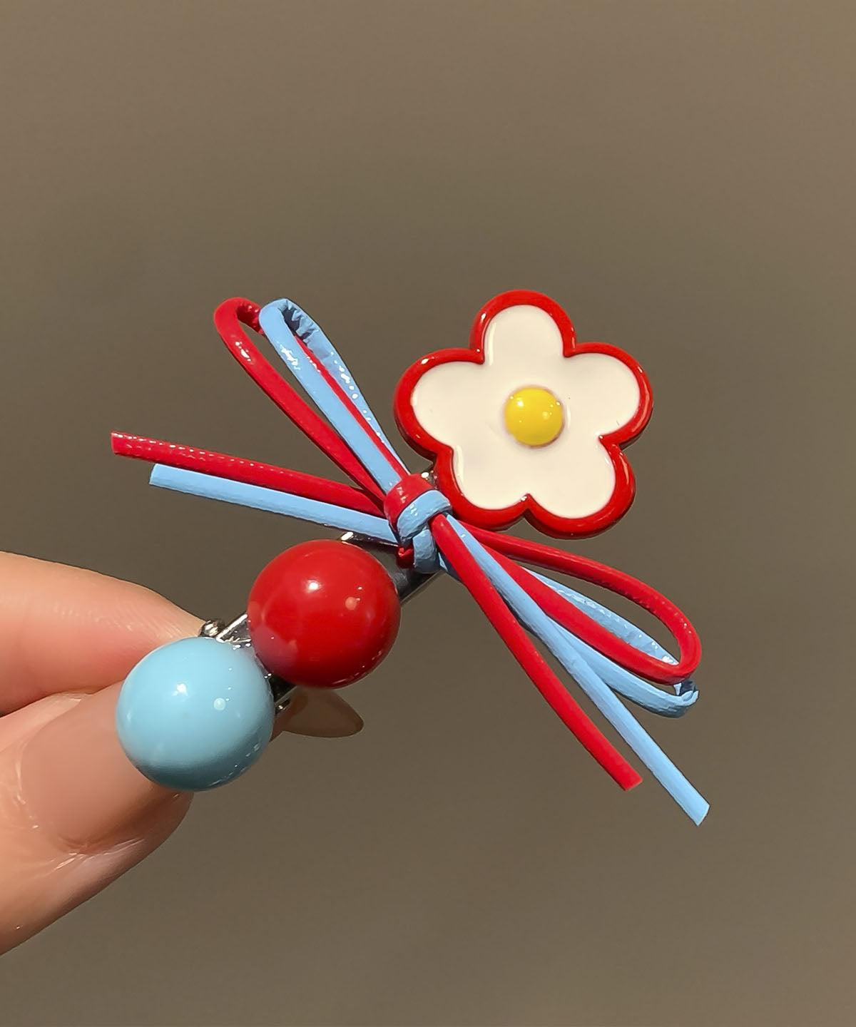 Un par de horquillas para el pelo con diseño de mariposas y flores de acrílico arcoíris