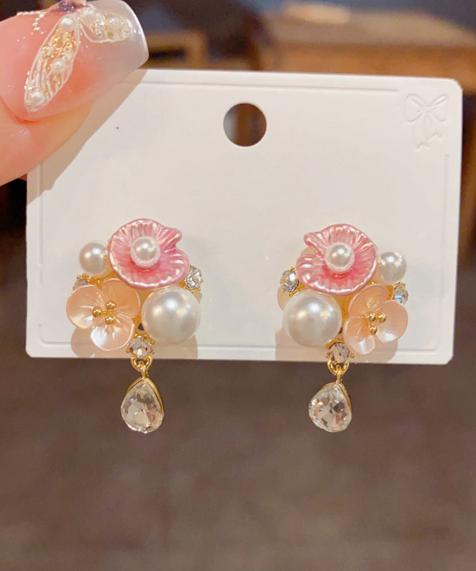 Lindos aretes colgantes de cobre dorado con circonitas, perlas y flores de agua.