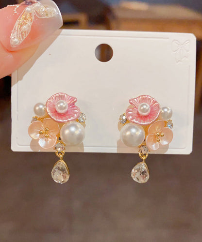 Lindos aretes colgantes de cobre dorado con circonitas, perlas y flores de agua.