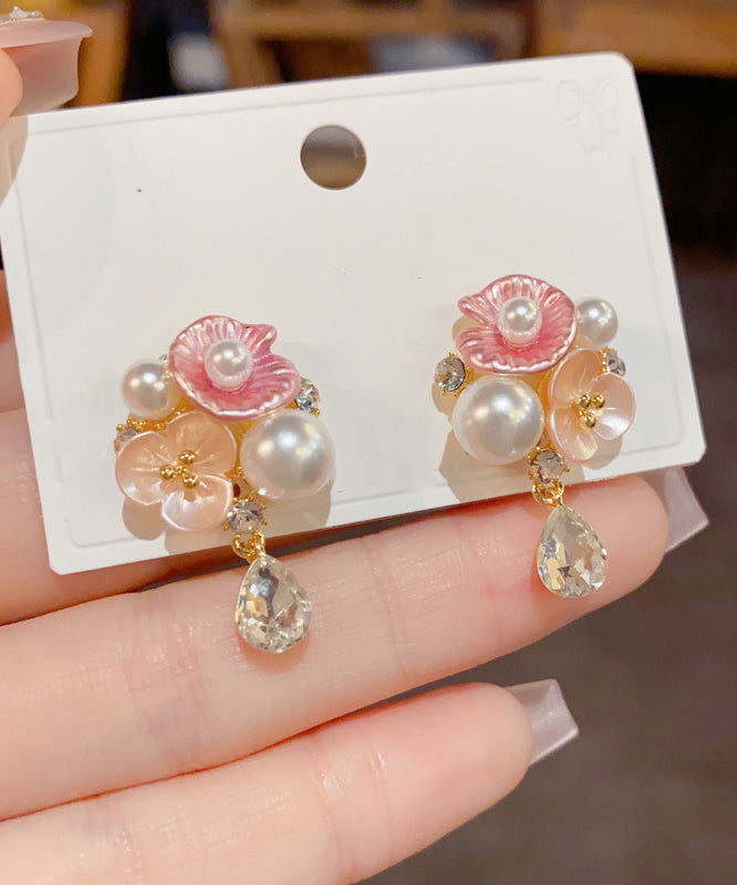 Lindos aretes colgantes de cobre dorado con circonitas, perlas y flores de agua.