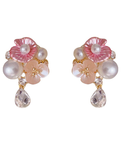 Lindos aretes colgantes de cobre dorado con circonitas, perlas y flores de agua.