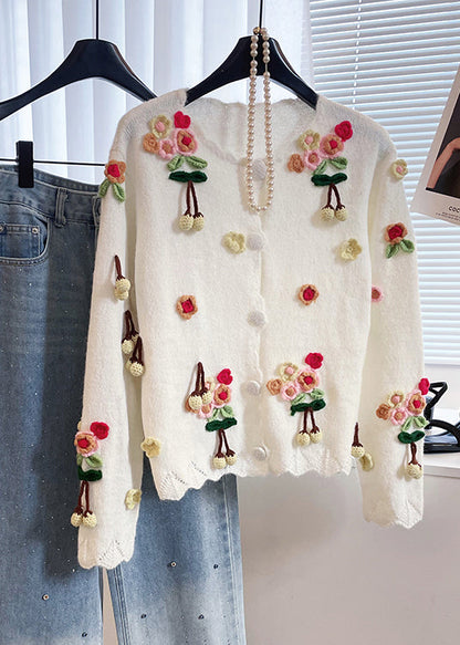 Niedliche, weiße, flauschige Bommel-verzierte, warme Strickjacke für den Winter