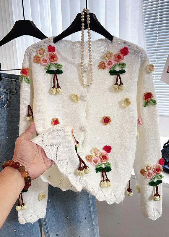 Niedliche, weiße, flauschige Bommel-verzierte, warme Strickjacke für den Winter