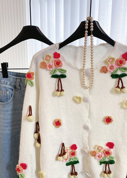 Niedliche, weiße, flauschige Bommel-verzierte, warme Strickjacke für den Winter