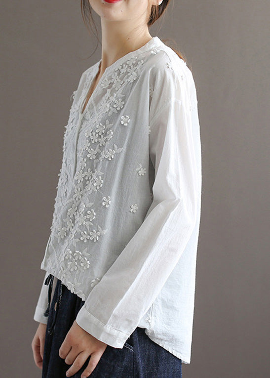 Bonita blusa blanca de algodón liso con cuello en V y bordado floral para primavera