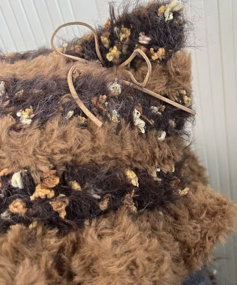 Lindo gorro de invierno tejido con retazos de piel peluda y gruesa