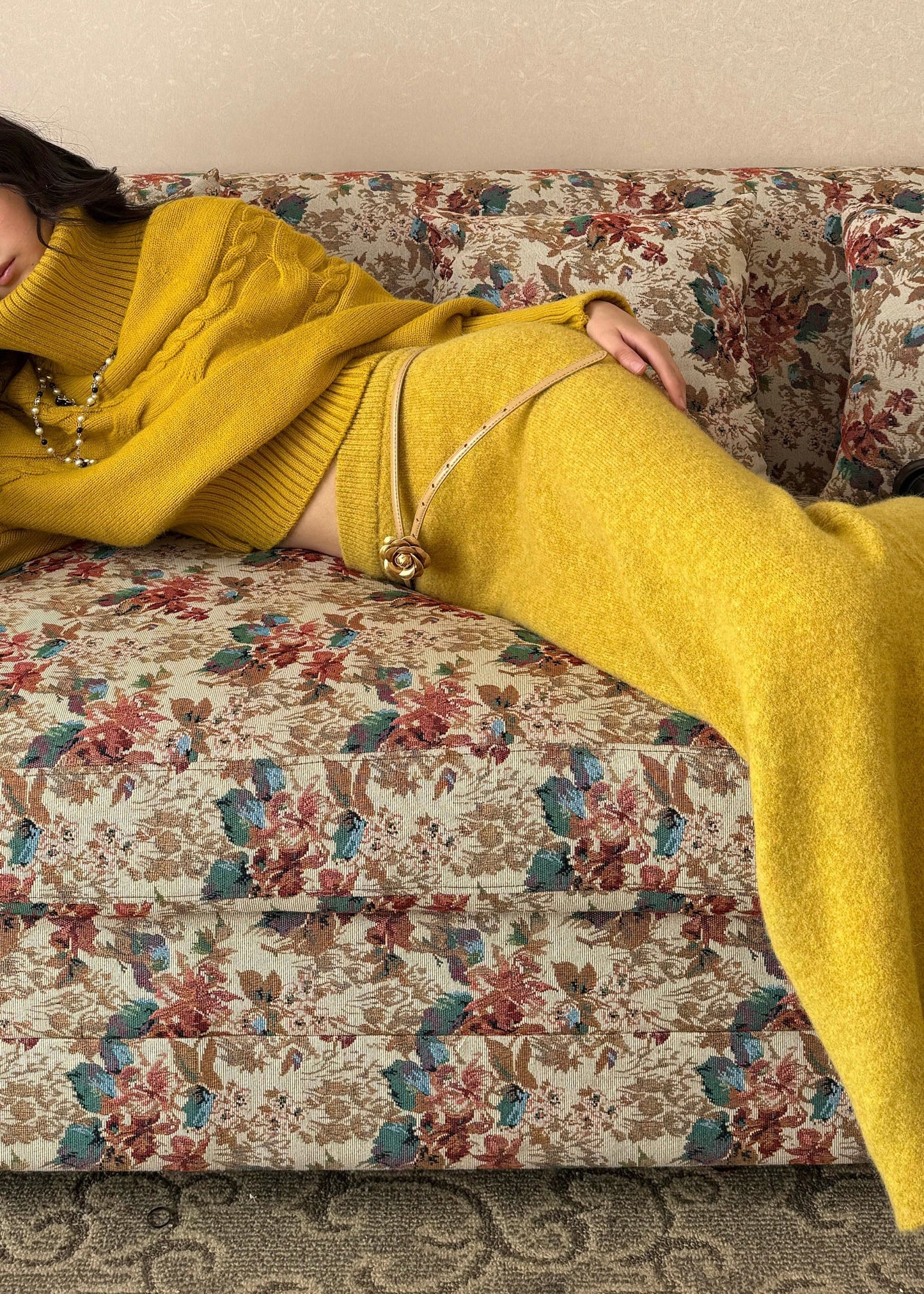 Niedliches gelbes Patchwork-Strickset aus Baumwollpullover und Maxirock mit Rollkragen, zweiteilig, Frühling