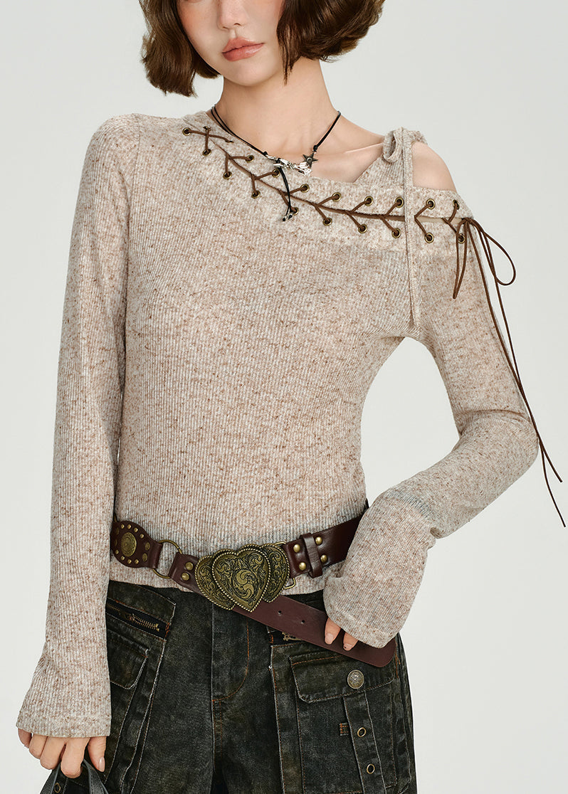 Selbstgemachte beige One-Shoulder-Stricktops mit gekreuzten Trägern für den Frühling