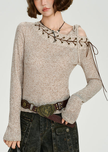 Selbstgemachte beige One-Shoulder-Stricktops mit gekreuzten Trägern für den Frühling