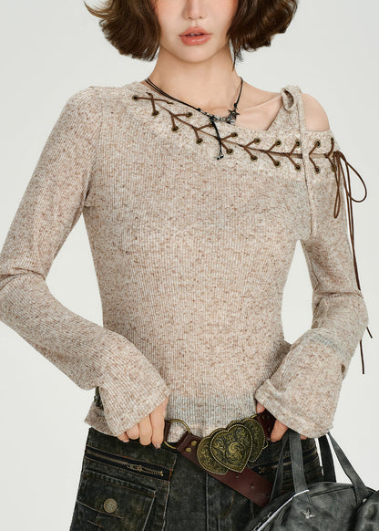 Selbstgemachte beige One-Shoulder-Stricktops mit gekreuzten Trägern für den Frühling
