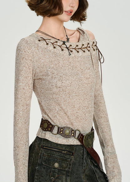 Selbstgemachte beige One-Shoulder-Stricktops mit gekreuzten Trägern für den Frühling