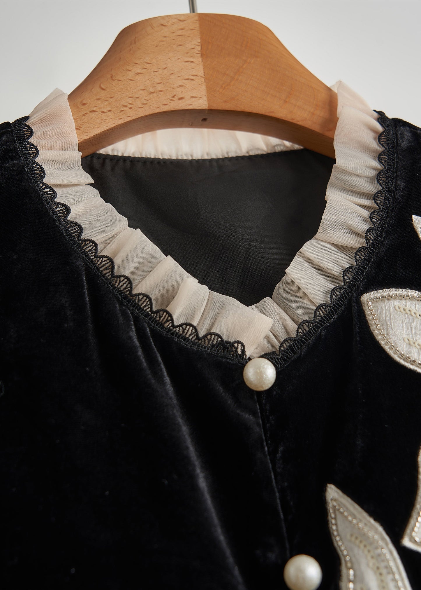 DIY Schwarze bestickte Organza-Patchwork-Seidenvelourswesten für den Frühling