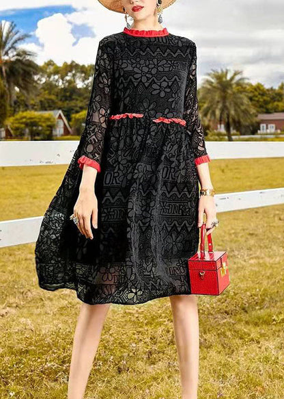 DIY Schwarzes Rüschenkleid aus Velours mit Blumenmuster für den Frühling