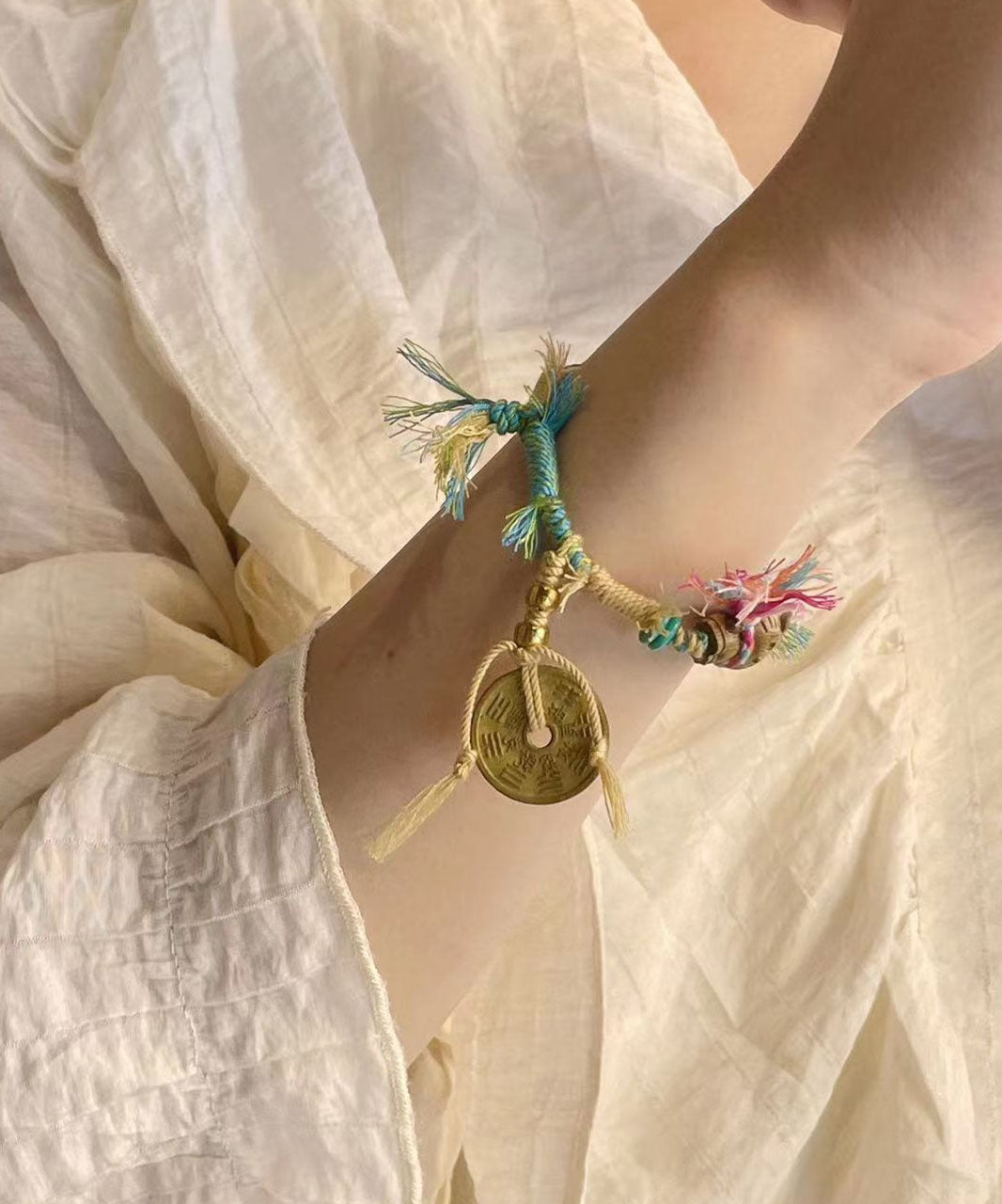 Pulsera con dijes de dinero en cobre de gatito azul tejida a mano DIY