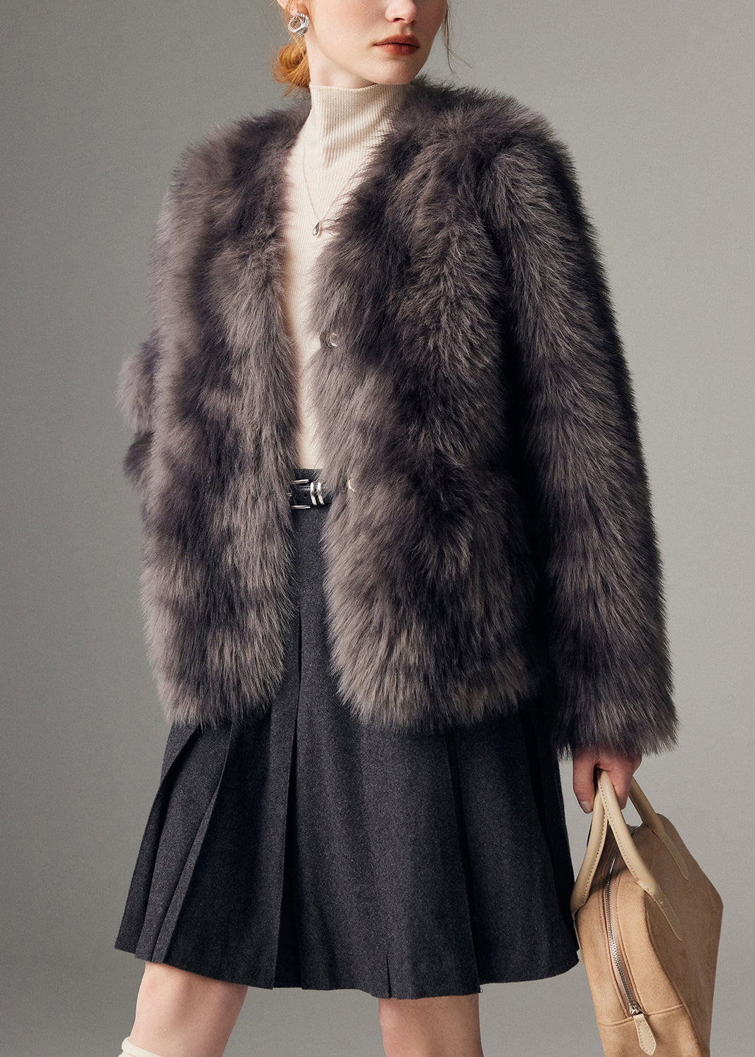 DIY Graue Oversize-Mäntel aus Kunstfuchspelz mit Batikmuster für den Winter