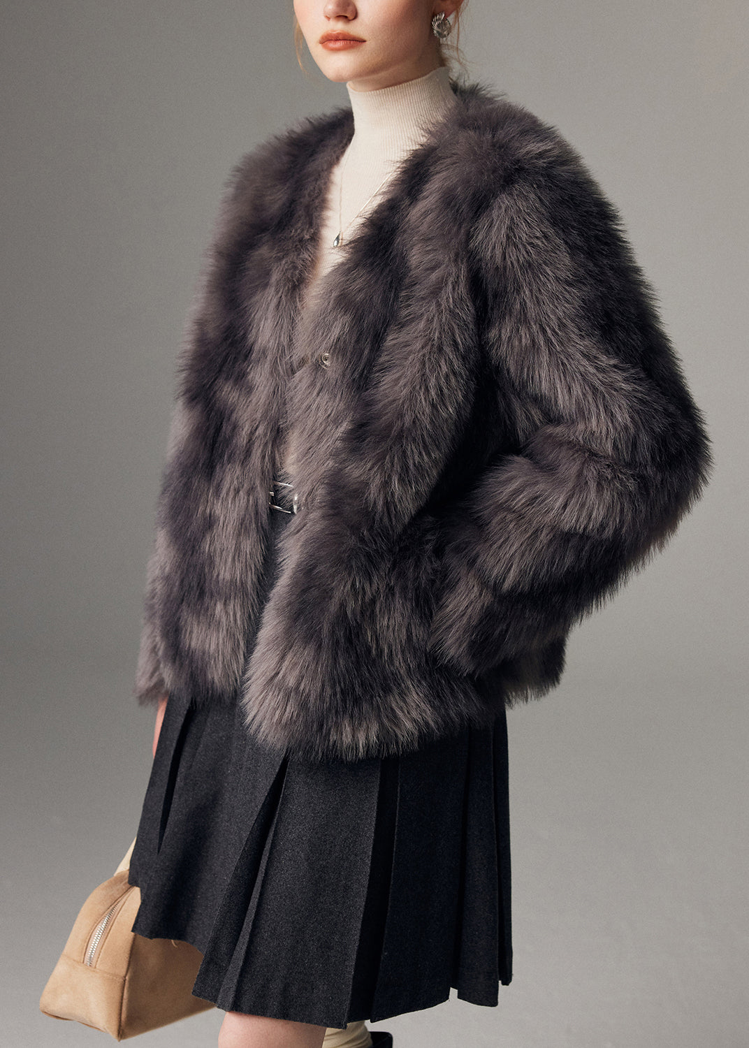 DIY Graue Oversize-Mäntel aus Kunstfuchspelz mit Batikmuster für den Winter