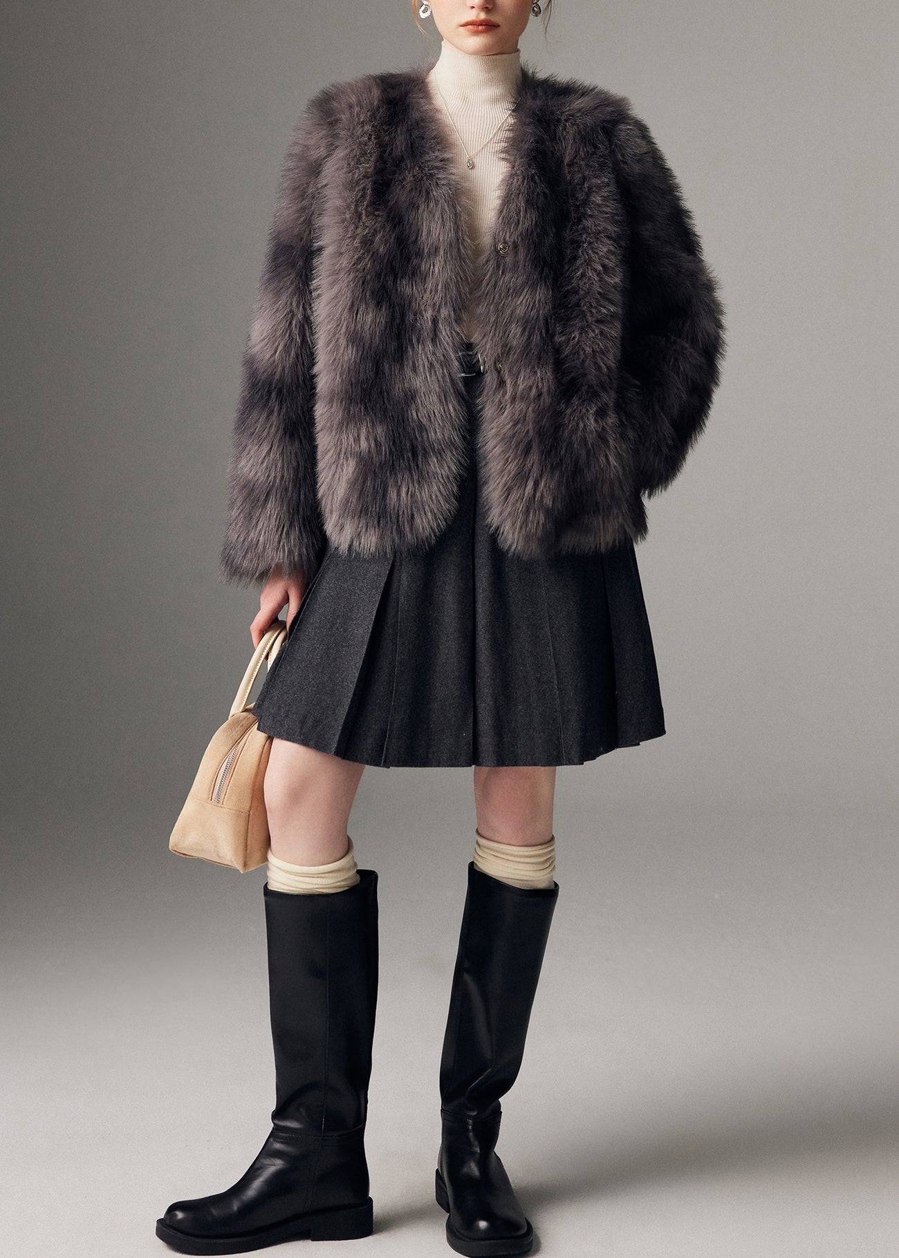 DIY Graue Oversize-Mäntel aus Kunstfuchspelz mit Batikmuster für den Winter