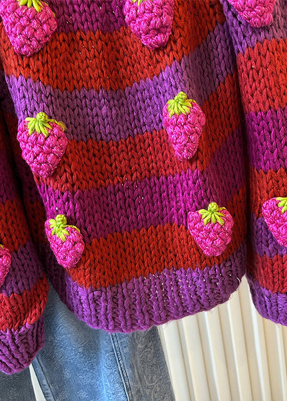 DIY-Strickpullover mit Rosenstreifen und Erdbeeren für den Winter