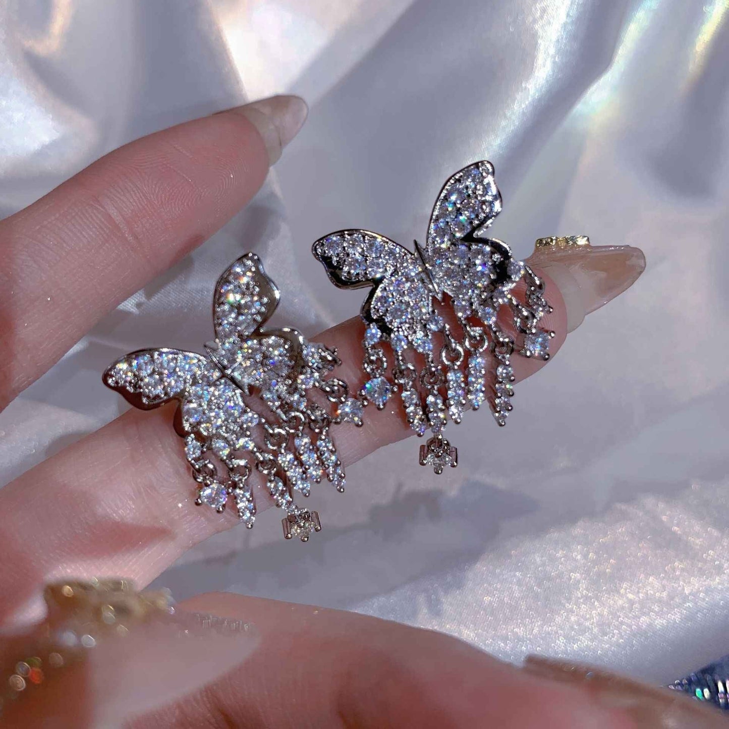 Pendientes colgantes de mariposa con borlas de circonita y seda de plata de ley hechos a mano