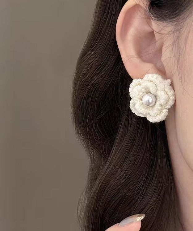 Pendientes florales de lana tejida con perlas blancas DIY