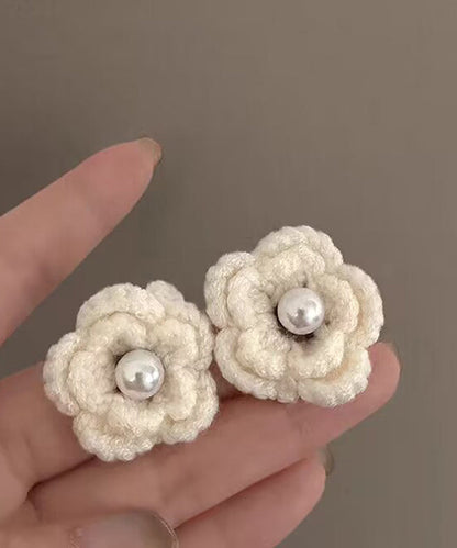 Pendientes florales de lana tejida con perlas blancas DIY