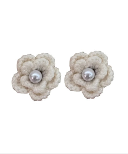 Pendientes florales de lana tejida con perlas blancas DIY