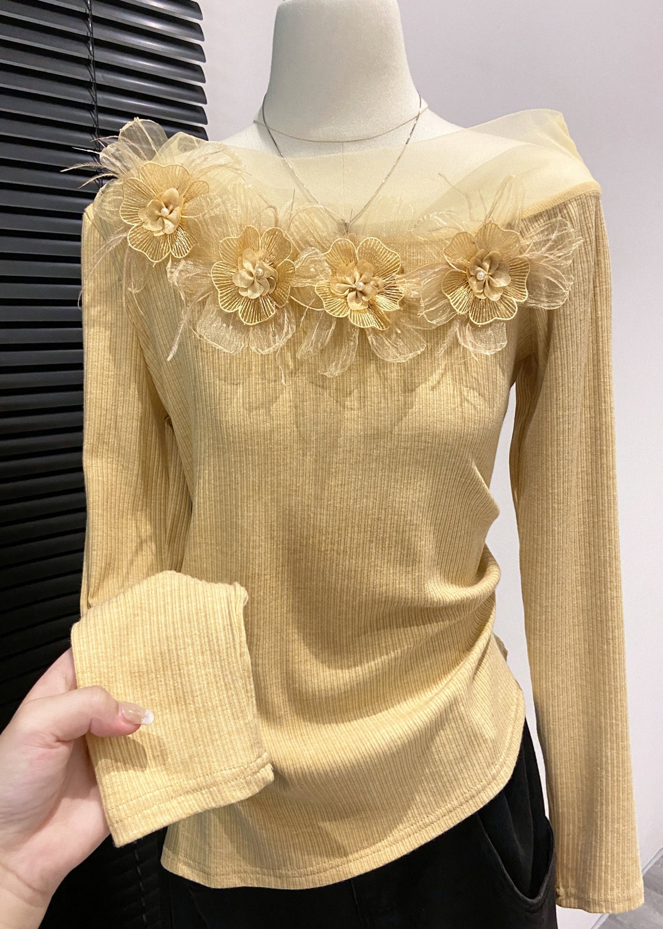 DIY Gelbe Baumwollhemden mit Cut-Out-Schultern und Blumenmuster für den Frühling