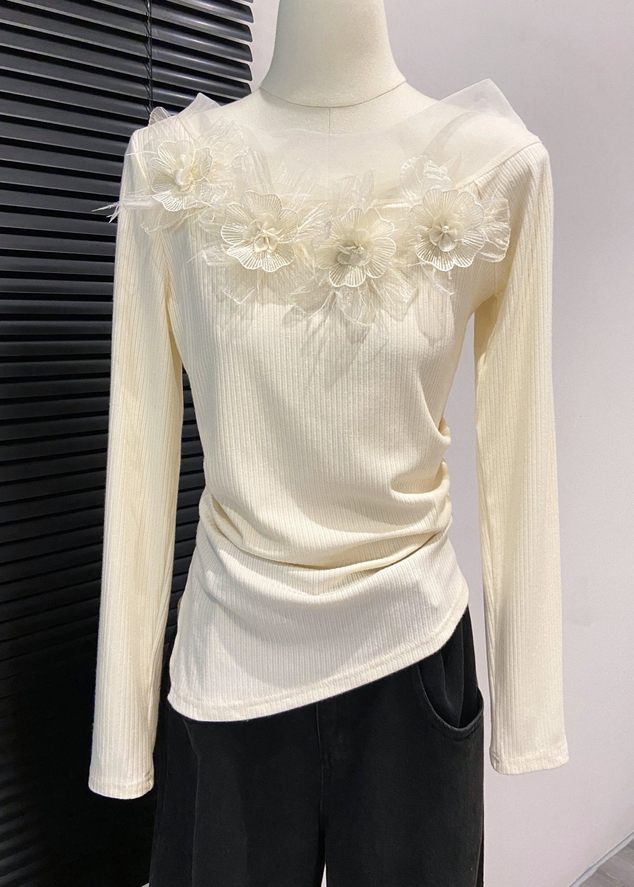 DIY Gelbe Baumwollhemden mit Cut-Out-Schultern und Blumenmuster für den Frühling