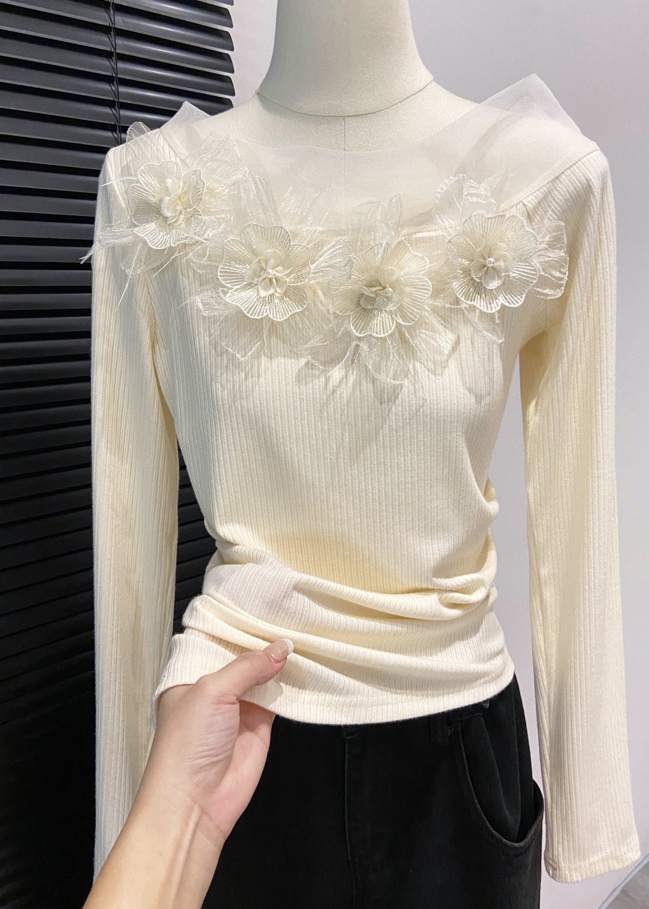 DIY Gelbe Baumwollhemden mit Cut-Out-Schultern und Blumenmuster für den Frühling