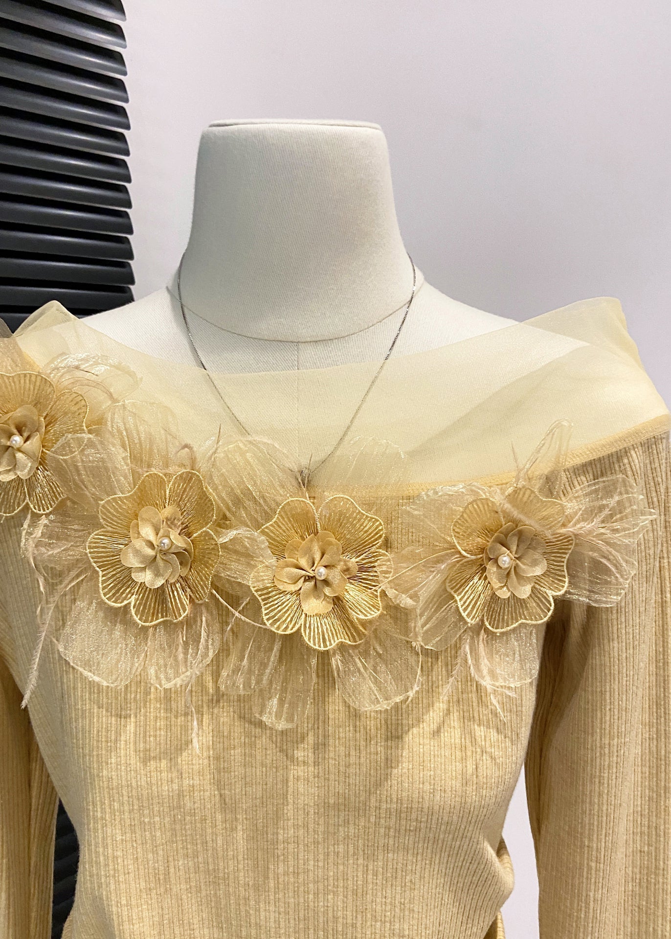 DIY Gelbe Baumwollhemden mit Cut-Out-Schultern und Blumenmuster für den Frühling