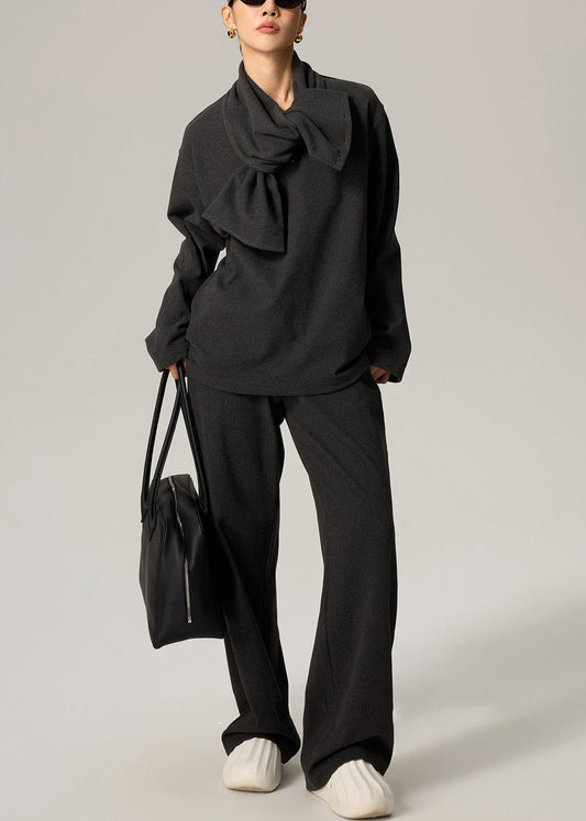 Conjunto de tres piezas de algodón gris oscuro con cuello en V, blusa y pantalón de primavera