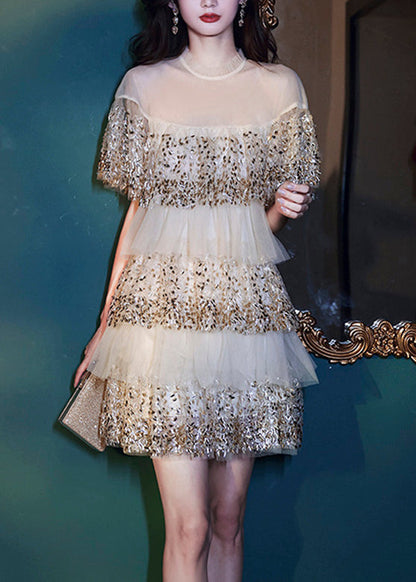 Abendkleid mit Rundhalsausschnitt, Nagelperlen, faltigem Tüll, mittellanges Kleid mit kurzen Ärmeln