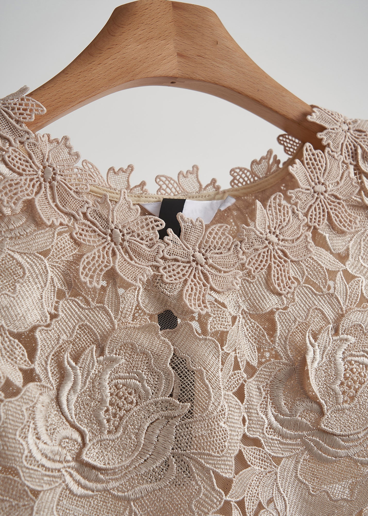 Elegantes chalecos sin mangas con encaje floral bordado en albaricoque