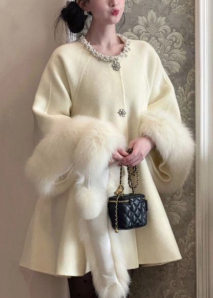 Elegante gabardina de lana con cuello de piel beige y cuentas de uñas para invierno