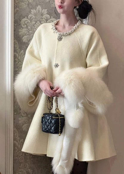 Elegante gabardina de lana con cuello de piel beige y cuentas de uñas para invierno