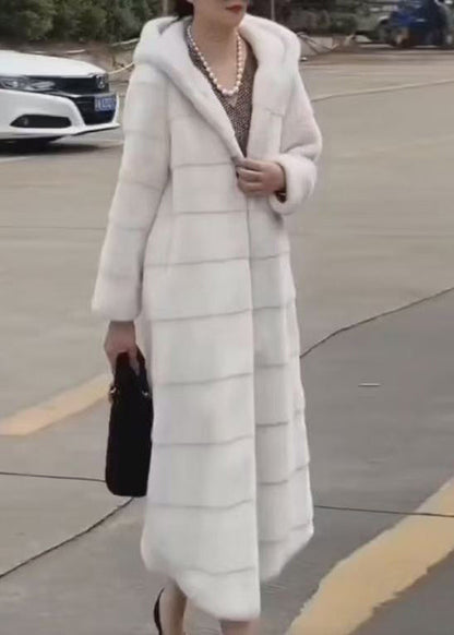 Elegante abrigo largo de piel y cuero con capucha en color beige y bolsillos para invierno.