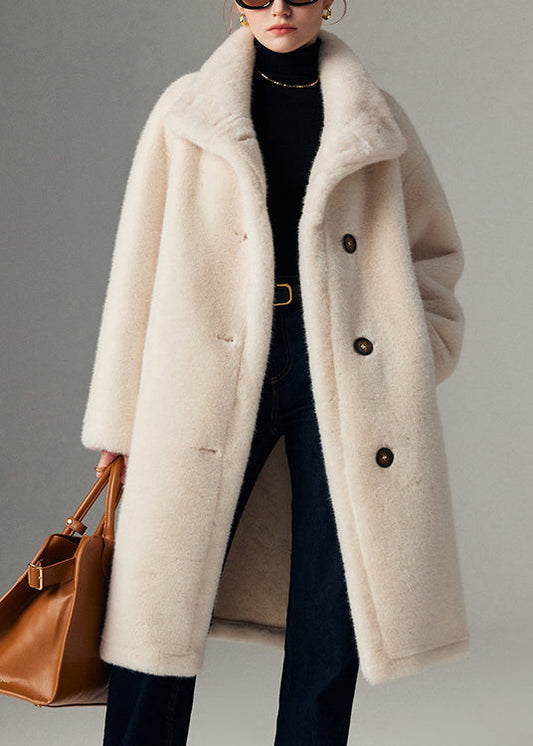 Elegante beige Wintermäntel aus Leder und Pelz mit Stehkragen und Knöpfen
