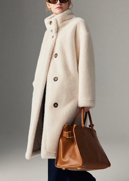 Elegante beige Wintermäntel aus Leder und Pelz mit Stehkragen und Knöpfen