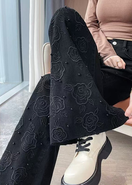 Elegantes pantalones acampanados de mezclilla con bordado floral negro y cuentas de uñas para primavera