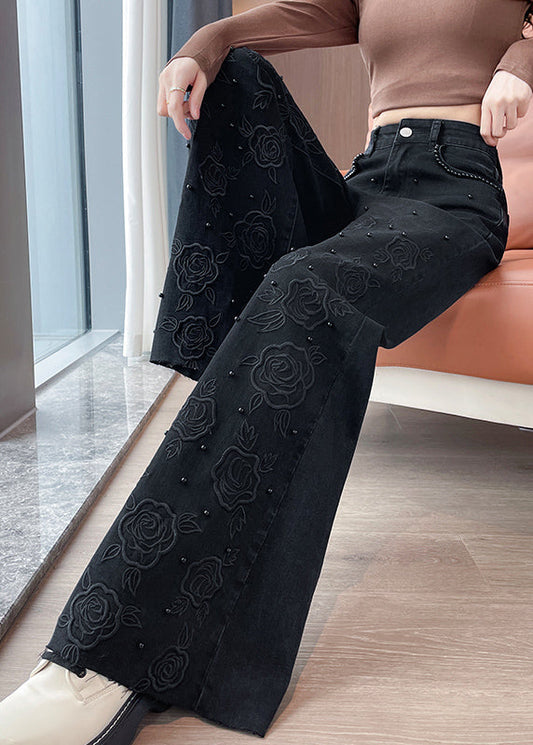 Elegantes pantalones acampanados de mezclilla con bordado floral negro y cuentas de uñas para primavera
