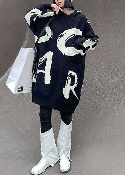 Elegantes schwarzes Strickpulloverkleid mit Kapuze und Print