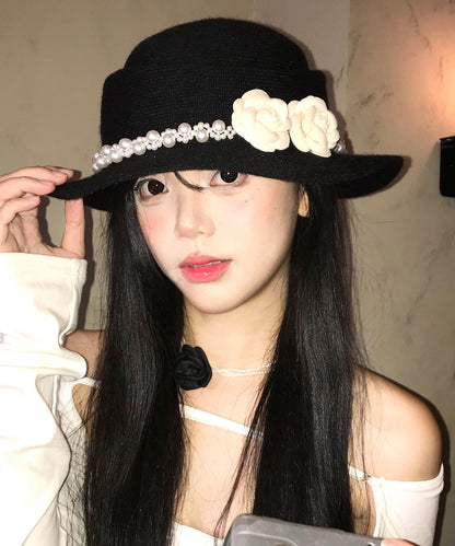 Eleganter schwarzer Strick-Cloche-Hut mit Perlen- und Blumenmuster