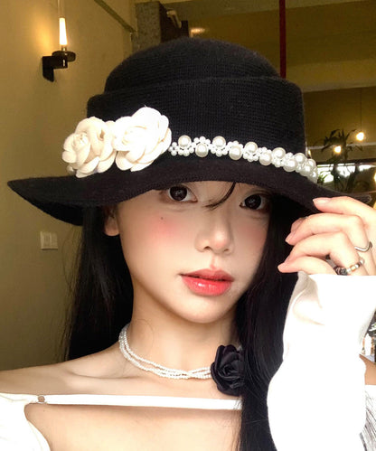 Eleganter schwarzer Strick-Cloche-Hut mit Perlen- und Blumenmuster
