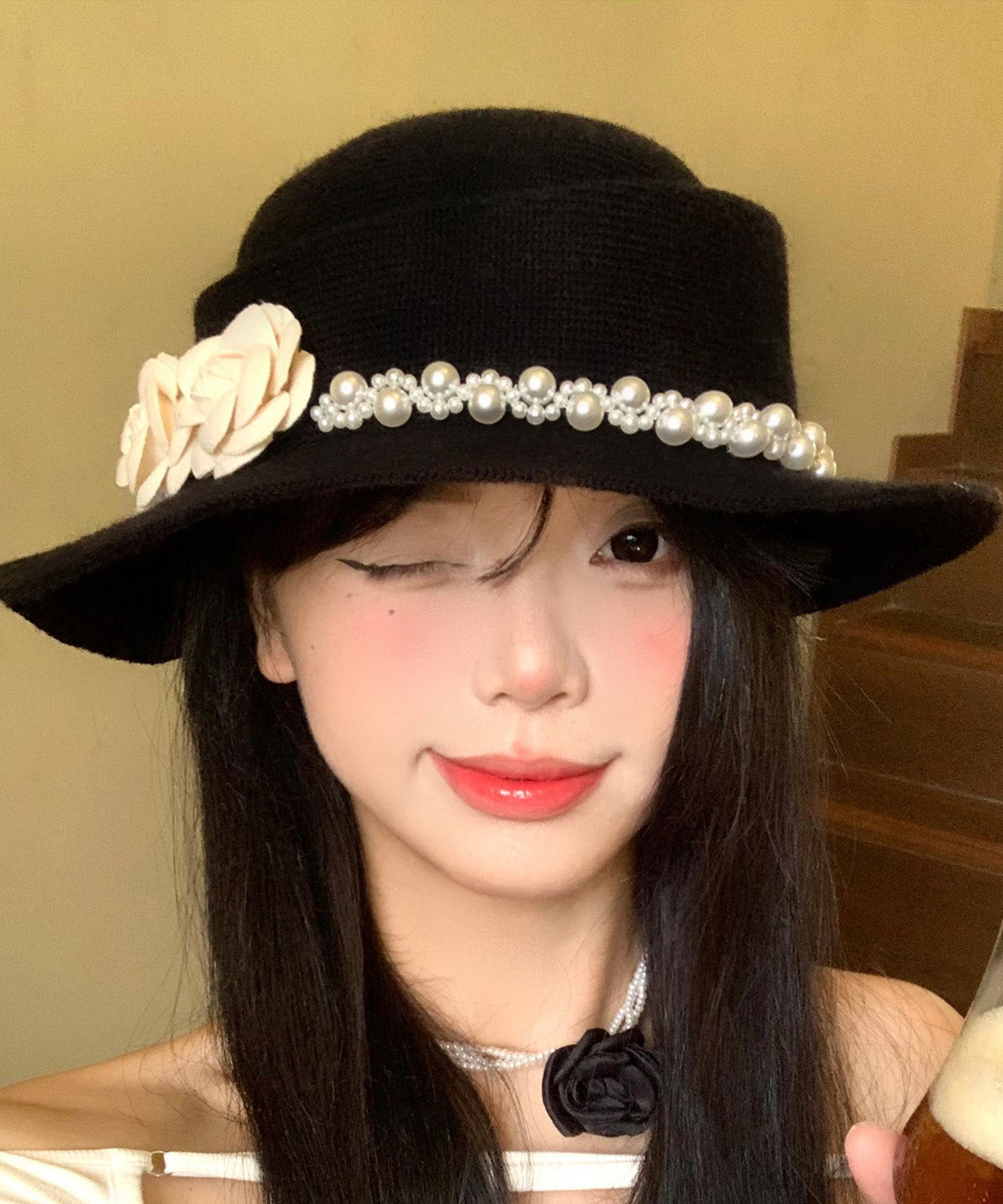 Eleganter schwarzer Strick-Cloche-Hut mit Perlen- und Blumenmuster