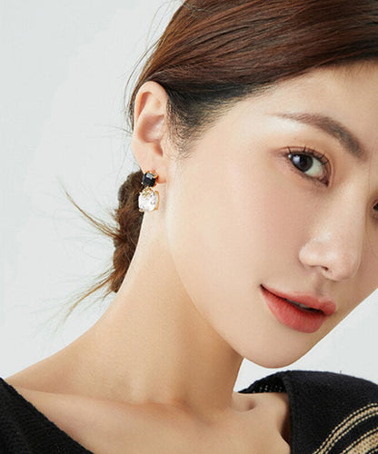 Elegantes pendientes asimétricos de plata de ley negra con cristales de circonita