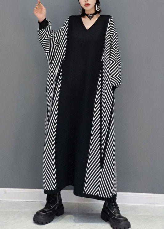 Elegantes schwarzes Strick-Knöchelkleid mit V-Ausschnitt für den Frühling