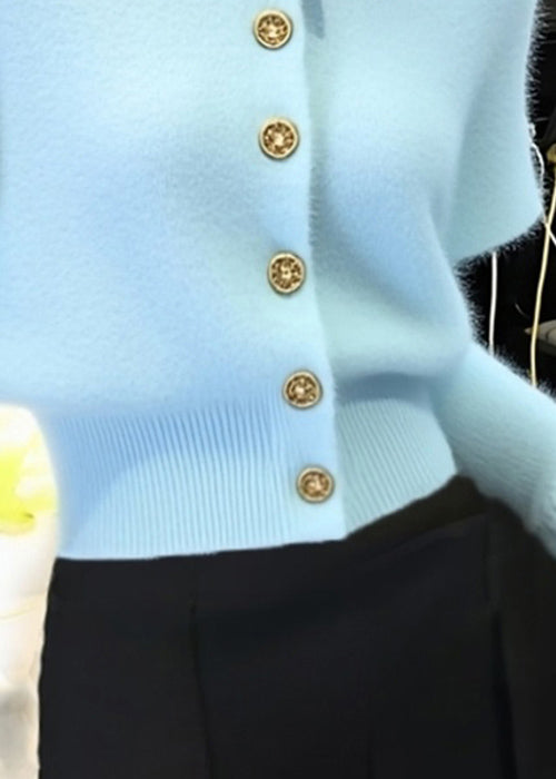 Elegante suéter corto de punto con botones y cuello redondo azul para invierno